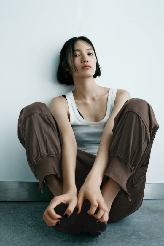 Zara pantalones deportivos con efecto satinado mujer H6RHL2494 caqui ropa