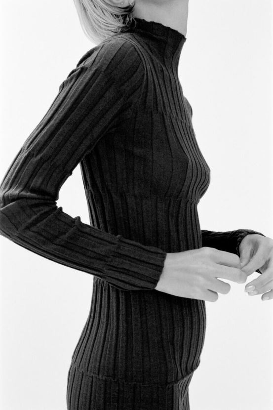 Zara vestido de punto de canalé con cuello alto mujer H6RHL2227 gris antracita ropa